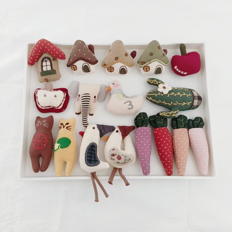 Winter Clothing Accessories - Niedliche Enten-Karotten-Haus-Brosche, Cartoon-Wald-Plüsch-Anstecknadel für Mantel und